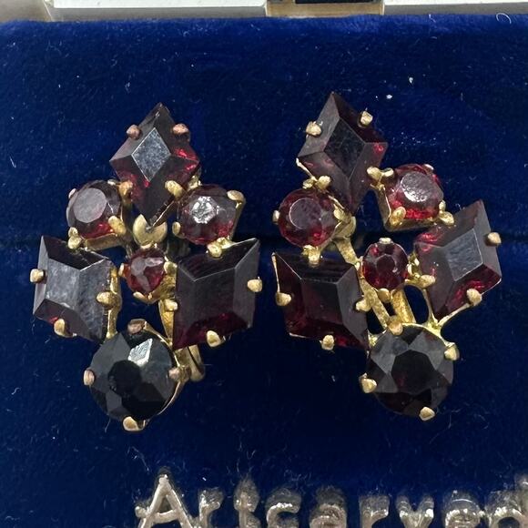 Germany antique gold tone faux garnet Czech glass rhinestone screw back earrings - Picture 3 of 9